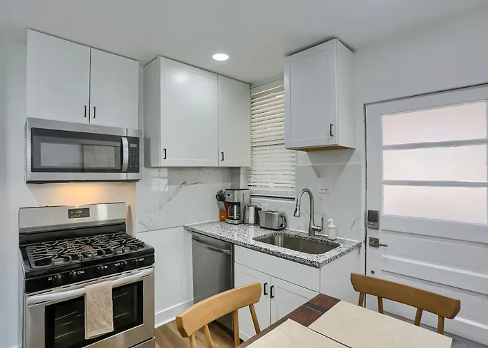 Dormont Potomac Stylish & Modern 2bd